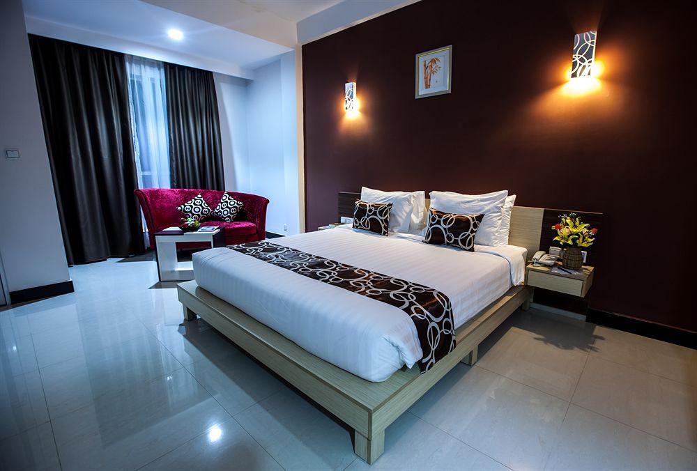 Moon Julie Hotel Sihanoukville Exterior photo