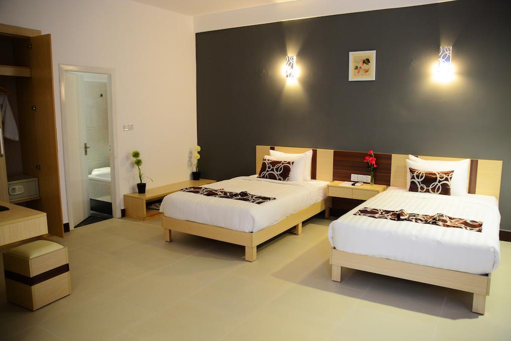 Moon Julie Hotel Sihanoukville Exterior photo