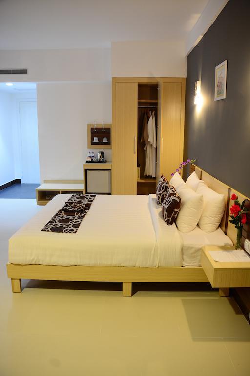 Moon Julie Hotel Sihanoukville Exterior photo