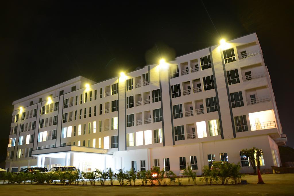 Moon Julie Hotel Sihanoukville Exterior photo