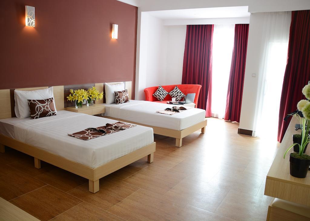 Moon Julie Hotel Sihanoukville Exterior photo