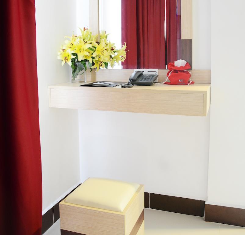 Moon Julie Hotel Sihanoukville Exterior photo